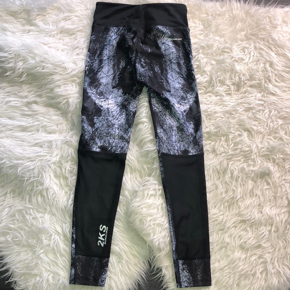 Dark - Picture 3 of 8